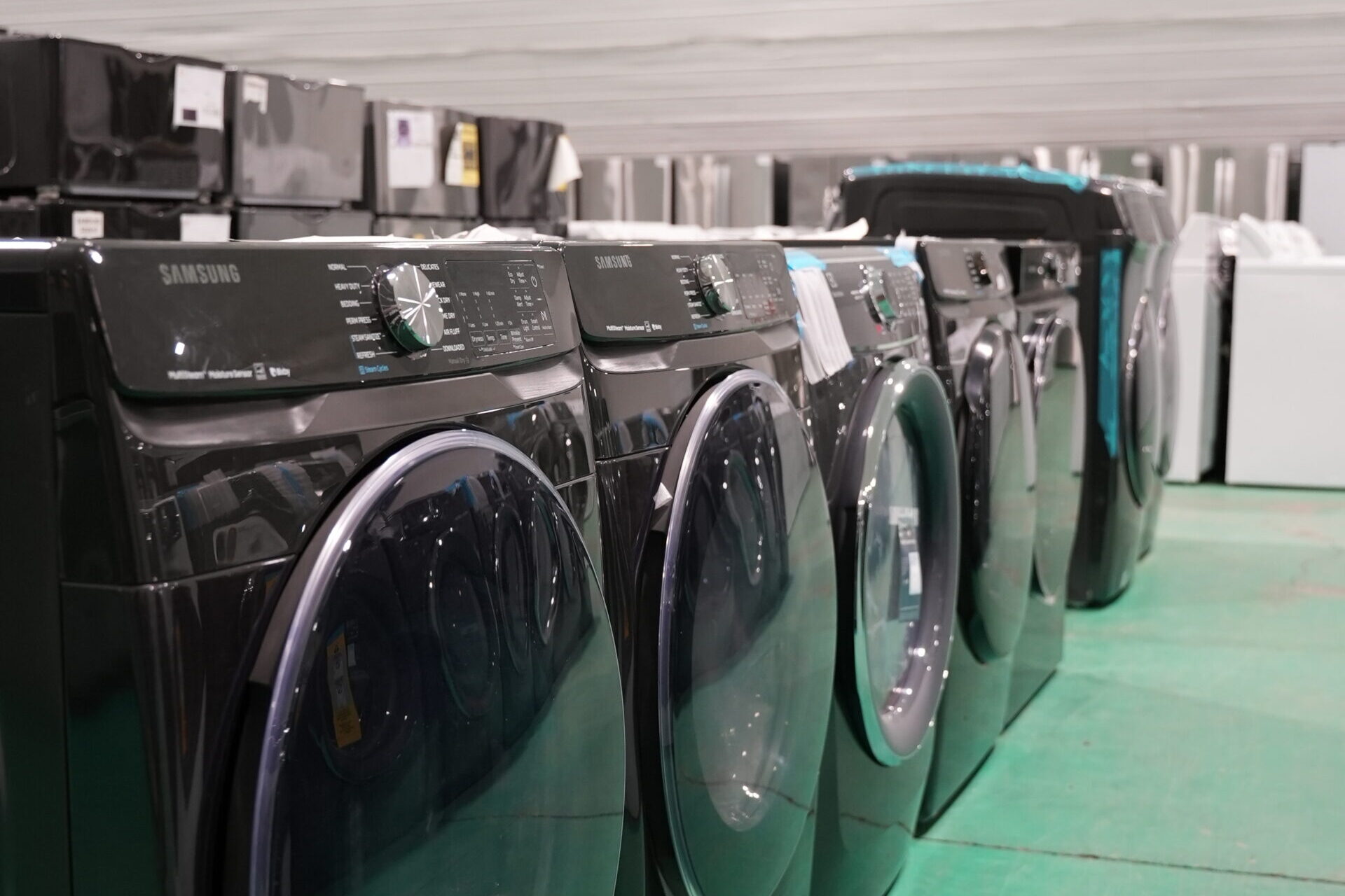 Gros plan sur des laveuses frontales en vente au magasin de meubles Les Deals du Nord, à Saint-Jérôme